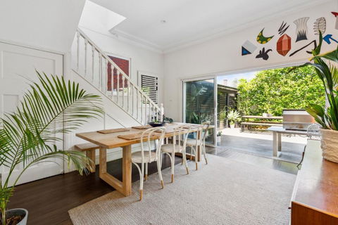 Garden Retreat 5-BDR House Near Centennial Park - Accommodation Gladstone 3