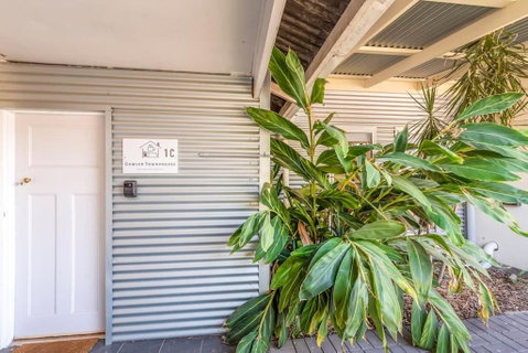Gawler Townhouses 1C , 1 Queen Bed - Accommodation Gladstone 3