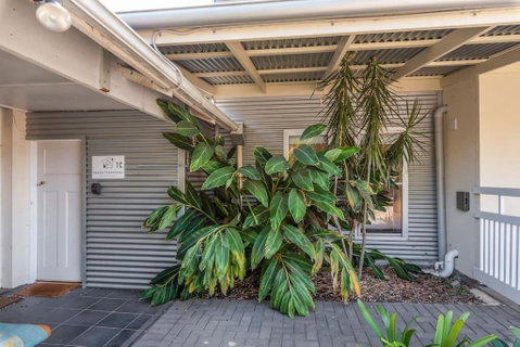 Gawler Townhouses 1C , 1 Queen Bed - Accommodation Gladstone 2