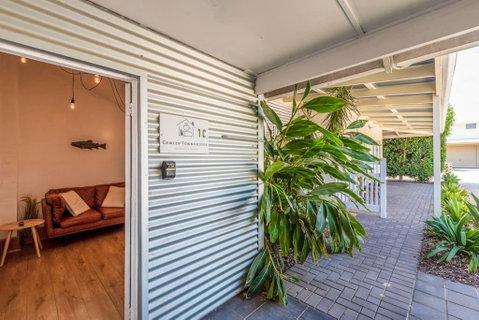 Gawler Townhouses 1C , 1 Queen Bed - Accommodation Gladstone 1
