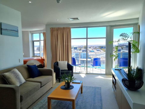 Glam Apartment 21 - Accommodation Gladstone 2