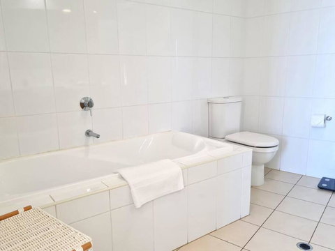 Glam Apartment 21 - Accommodation Gladstone 4