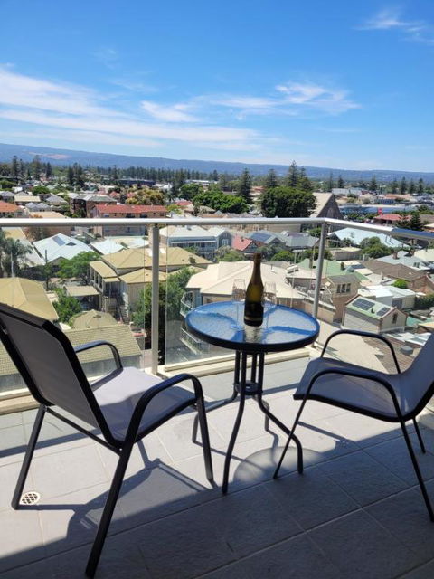 GlenelgApt - Accommodation Gladstone 1