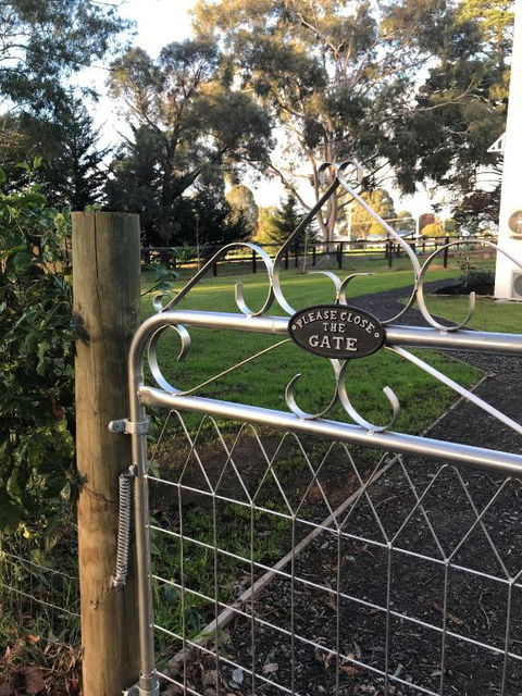 Glenview Park Cottage And Farm Stay, Yarra Glen - Accommodation Gladstone 1