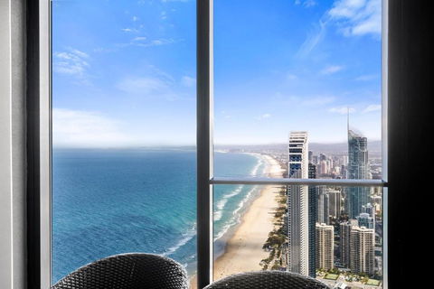 Gorgeous Oceanview 2B2B Beachfront Apartment In Surfers - Accommodation Gladstone 0