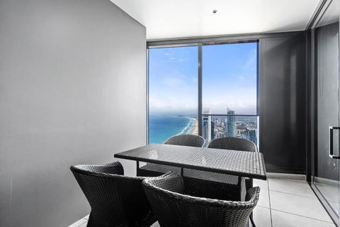 Gorgeous Oceanview 2B2B Beachfront Apartment In Surfers - Accommodation Gladstone 3