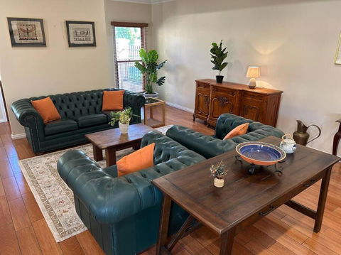 Grand Retreat In Peaceful Street - Accommodation Gladstone 0
