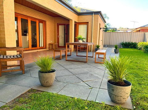 Grand Retreat In Peaceful Street - Accommodation Gladstone 1