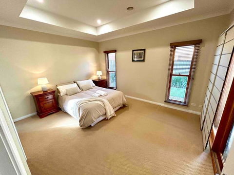 Grand Retreat In Peaceful Street - Accommodation Gladstone 3