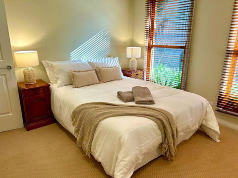 Grand Retreat In Peaceful Street - Accommodation Gladstone 4