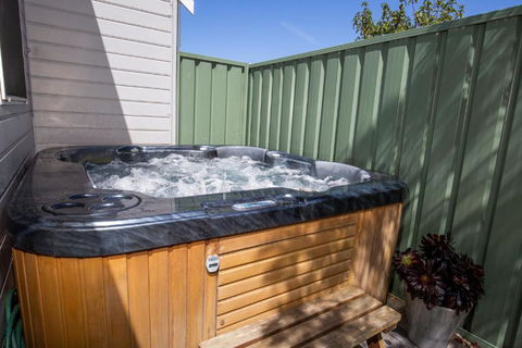 Grey Gables Pet Friendly With Swimming Pool And Spa - Accommodation Gladstone 4
