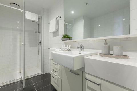Groovy Apt Near Casino W Parking & Heated Pool - Accommodation Gladstone 2