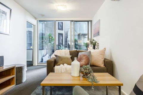 Groovy Apt Near Casino W Parking & Heated Pool - Accommodation Gladstone 0