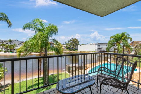 HACIENDA- CANAL VIEWS AND COMFORT - Accommodation Gladstone 3