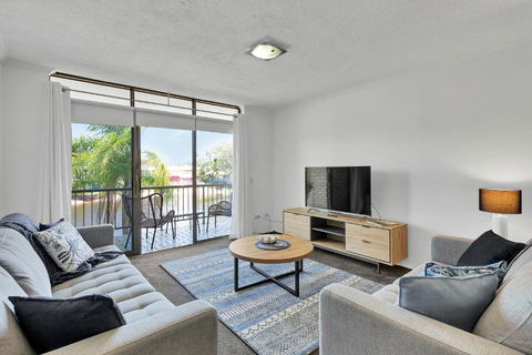 HACIENDA- CANAL VIEWS AND COMFORT - Accommodation Gladstone 2
