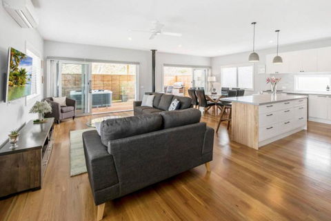 HALE KUPA Rye Beach House Spa Table Tennis - Accommodation Gladstone 0