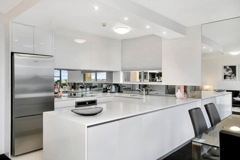 HARIS - Modern 2BR Apartment With Views - Accommodation Gladstone 1