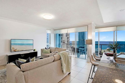 HIGH FLOOR GUARANTEE - 3 Bedroom Plus Study Apartments At Chevron Renaissance - Self Contained & Privately Managed - Wow Stay - Accommodation Gladstone 1