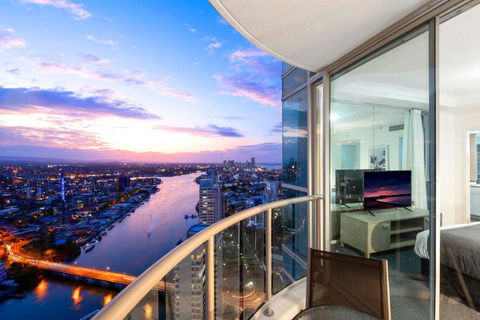 HIGH FLOOR GUARANTEE - 3 Bedroom Plus Study Apartments At Chevron Renaissance - Self Contained & Privately Managed - Wow Stay - Accommodation Gladstone 0