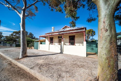 Hawker Bed And Breakfast - Accommodation Gladstone 0