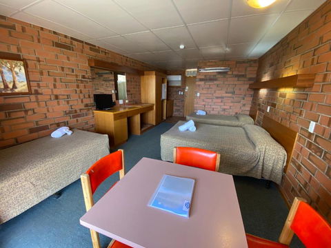 Hawker Hotel Motel - Accommodation Gladstone 0