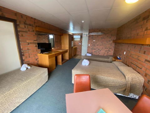 Hawker Hotel Motel - Accommodation Gladstone 1