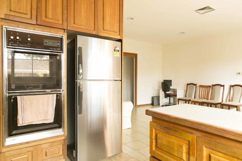 Hawthorn Holiday House - Accommodation Gladstone 2