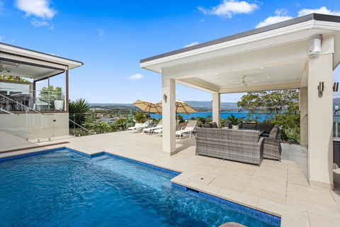 HEATed Pool, Lake & Beach, Luxury 5 B/R House - Accommodation Gladstone 0