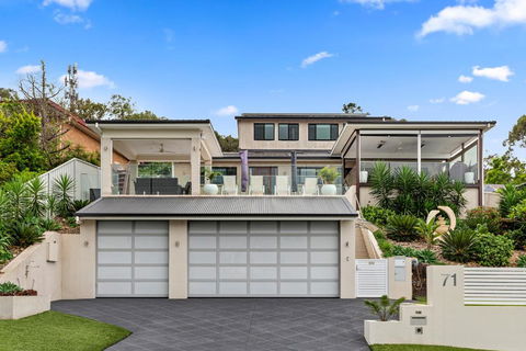 HEATed Pool, Lake & Beach, Luxury 5 B/R House - Accommodation Gladstone 3
