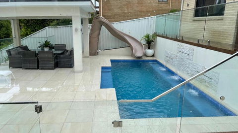 HEATed Pool, Lake & Beach, Luxury 5 B/R House - Accommodation Gladstone 2