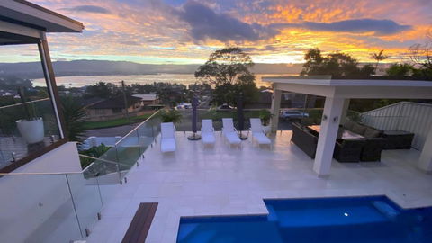 HEATed Pool, Lake & Beach, Luxury 5 B/R House - Accommodation Gladstone 1