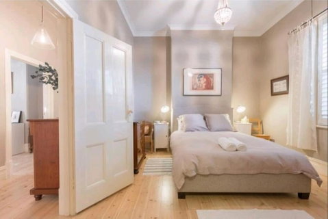 Henry Morcomb 2 Bdrm Sleeps 4 WiFi - Accommodation Gladstone 2