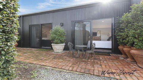 Hideaway Nook By Wine Coast Holiday Rentals - Accommodation Gladstone 0