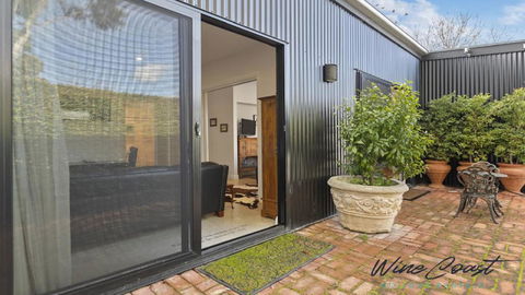 Hideaway Nook By Wine Coast Holiday Rentals - Accommodation Gladstone 2
