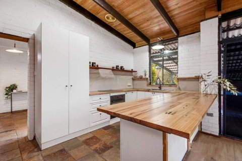 Hillside Retreat- Your Tranquil Home Away - Accommodation Gladstone 1