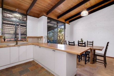 Hillside Retreat- Your Tranquil Home Away - Accommodation Gladstone 3