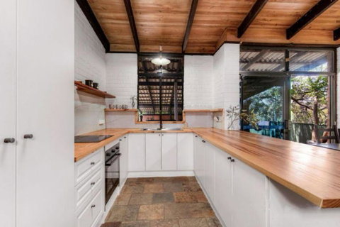 Hillside Retreat- Your Tranquil Home Away - Accommodation Gladstone 2