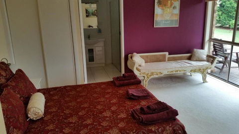 Hilltop Hideaway - Accommodation Gladstone 3
