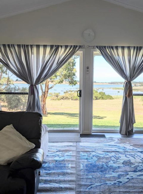 Hilltop Riverview Retreat - Accommodation Gladstone 1