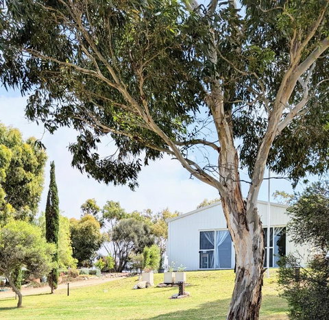 Hilltop Riverview Retreat - Accommodation Gladstone 2