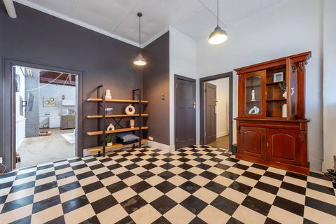 Historical Building Dating Back To 1900 - Accommodation Gladstone 2