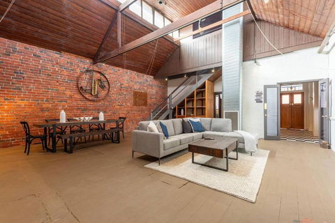 Historical Building Dating Back To 1900 - Accommodation Gladstone 3