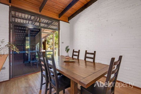 Historical Cottage In The Hills - Accommodation Gladstone 1
