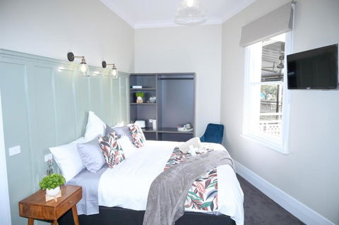 Holbrook Hotel - Accommodation Gladstone 0