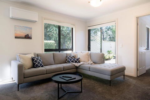 Homely Unit Located Near The City With Parking And Wifi - Accommodation Gladstone 0