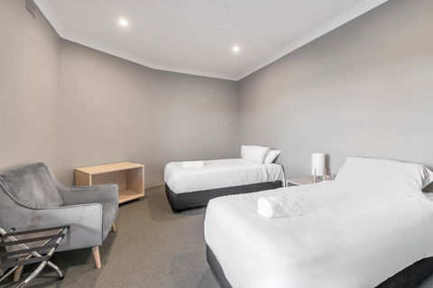 Illinois Hotel - Accommodation Gladstone 2