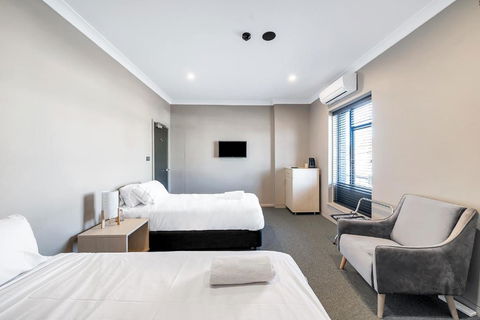 Illinois Hotel - Accommodation Gladstone 0