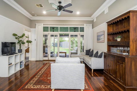 Incredible 3-Bed Renovated Home With Huge Garden - Accommodation Gladstone 0