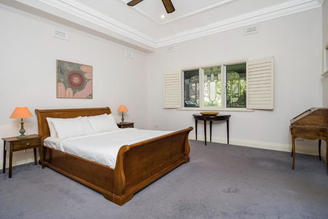 Incredible 3-Bed Renovated Home With Huge Garden - Accommodation Gladstone 1