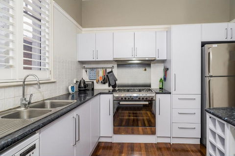 Incredible 3-Bed Renovated Home With Huge Garden - Accommodation Gladstone 2